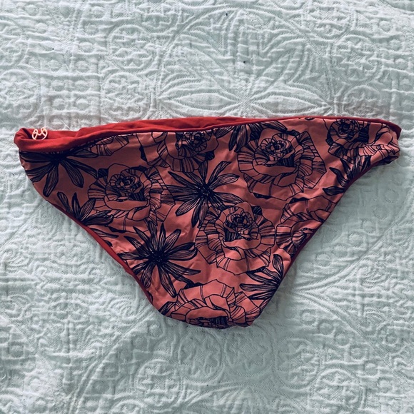Maaji rust colored reversible bikini bottoms - Picture 1 of 3